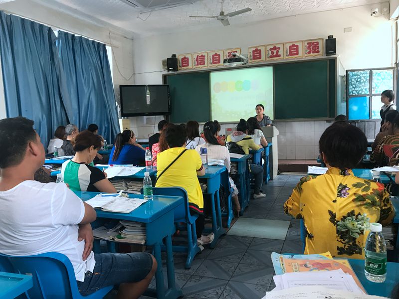 1525680657134763.jpg 數(shù)學(xué)張老師與五年級(jí)家長(zhǎng)交流 (2).JPG